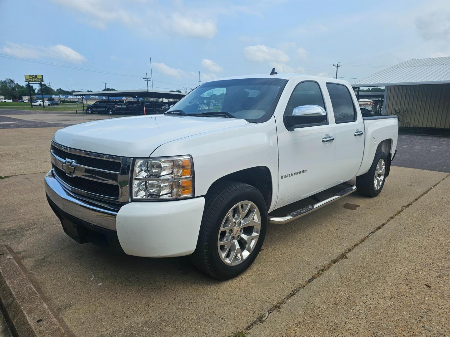 2007 WHITE Chevrolet Silverado 1500 LT1 Crew Cab 2WD (2GCEC13J271) with an 5.3L V8 OHV 16V engine, 4-Speed Automatic Overdrive transmission, located at 533 S Seven Points BLVD, Seven Points, TX, 75143, (430) 255-4030, 32.313999, -96.209351 - Photo#0